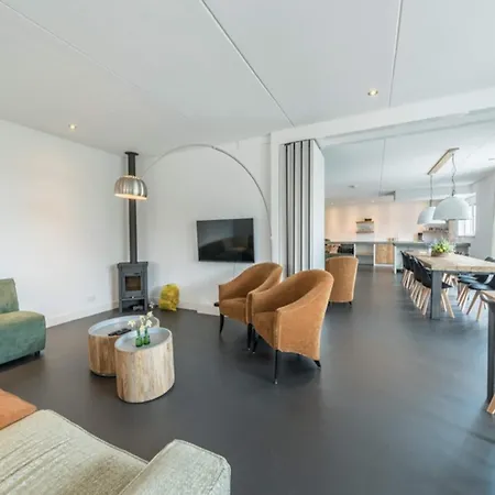 Grand With Sauna & Jacuzzi *