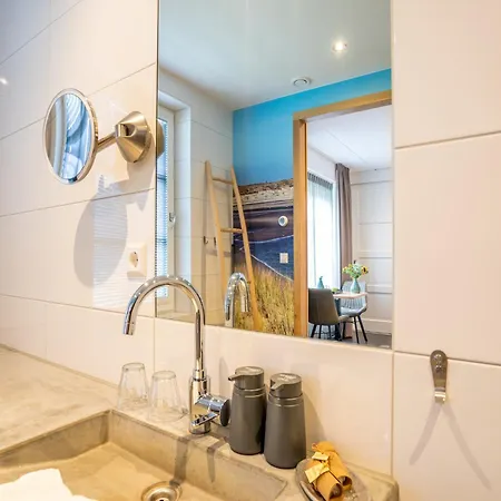 Grand With Sauna & Jacuzzi Den Burg