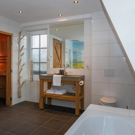 Grand With Sauna & Jacuzzi * Den Burg